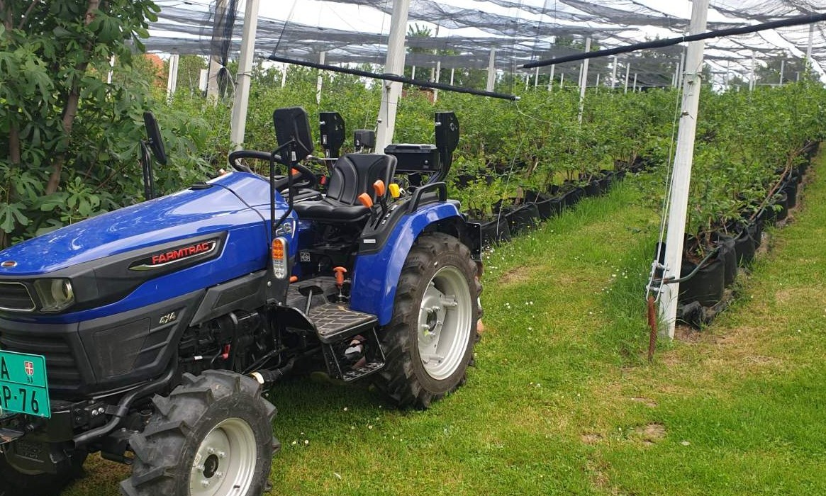 Farmtrac mali traktor u voćnjaku