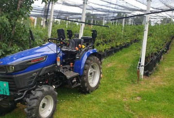 Farmtrac mali traktor u voćnjaku