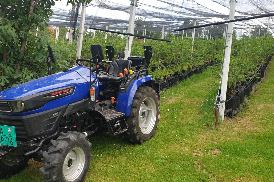 Farmtrac mali traktor u voćnjaku